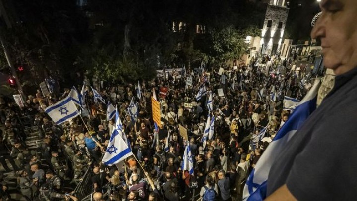 Ribuan Massa di Israel Geruduk Rumah Netanyahu, Serukan Pemilu Baru Buntut Genosida di Gaza. (X/Foto)