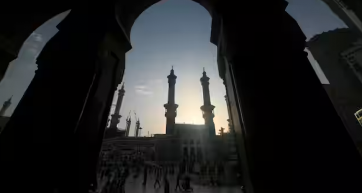Para peziarah berkumpul di Masjidil Haram, menjelang ibadah haji tahunan, di Mekah, Arab Saudi /Reuters