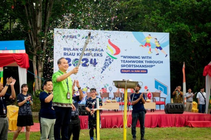 GM Human Resources RAPP, Willim, menyulut obor sebagai tanda dimulainya rangkaian pertandingan olahraga di Riau Kompleks.