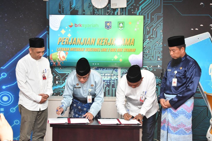  Penandatangan perjanjian kerjasama antara Dinas Pemberdayaan Masyarakat dan Desa Kabupaten Bengkalis dengan Bank Riau Kepri Syariah