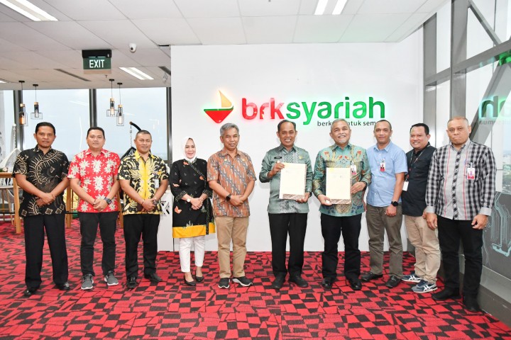 Pj Bupati Indragiri Hilir, Herman usai melakukan penandatangan kerja sama dengan BRK Syariah