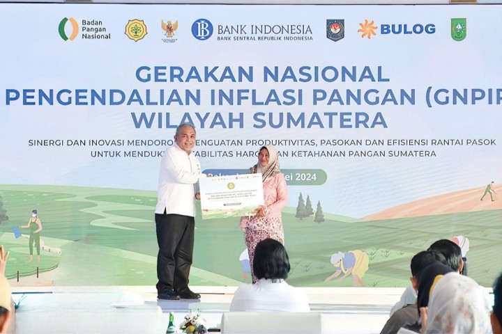 Direktur Dana dan Jasa BRK Syariah MA Suharto secara simbolis menyerahkan komitmen pembiayaan kepada nasabah pembiayaan KUR BRK Syariah