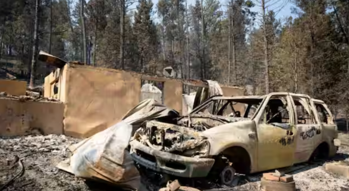 Sebuah mobil terbakar setelah evakuasi massal di desa Ruidoso, New Mexico, AS 18 Juni 2024 /Reuters
