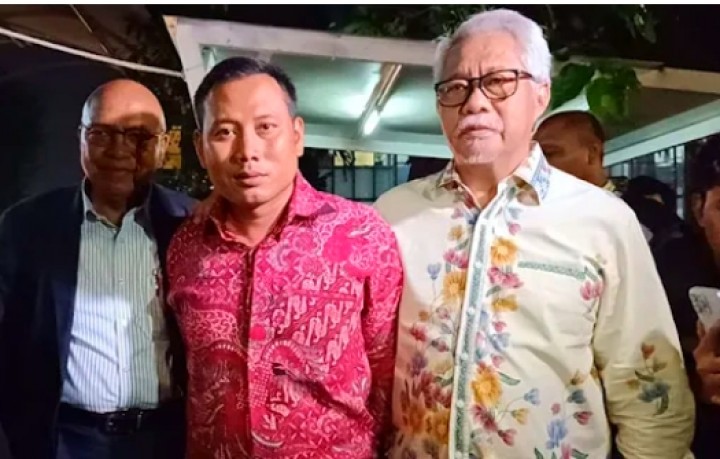 Kusnadi (tengah) Staf sekjen PDI-P Hasto Kristiyanto (net)