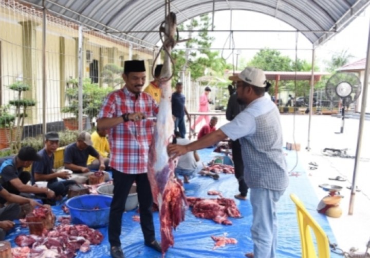 Sekwan DPRD Bengkalis Sembelih Tiga Ekor Hewan Qurban