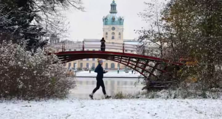 Orang-orang berjalan di taman setelah hujan salju di halaman Kastil Charlottenburg di Berlin, Jerman, 28 November 2023 /Reuters