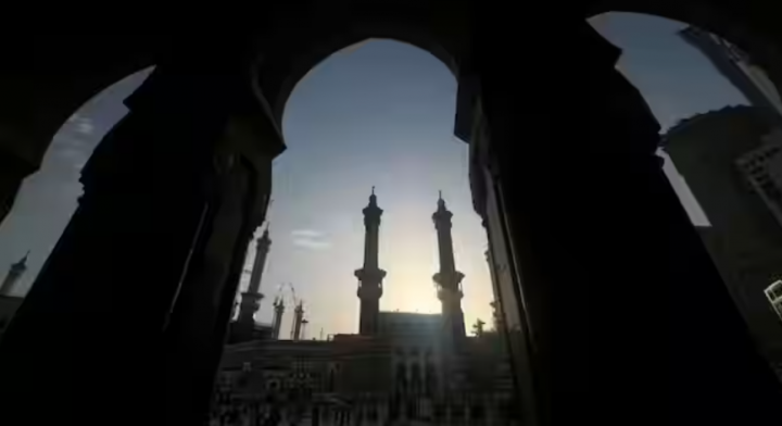 Para peziarah berkumpul di Masjidil Haram, menjelang ibadah haji tahunan, di Mekah, Arab Saudi, 9 Juni 2024 /Reuters