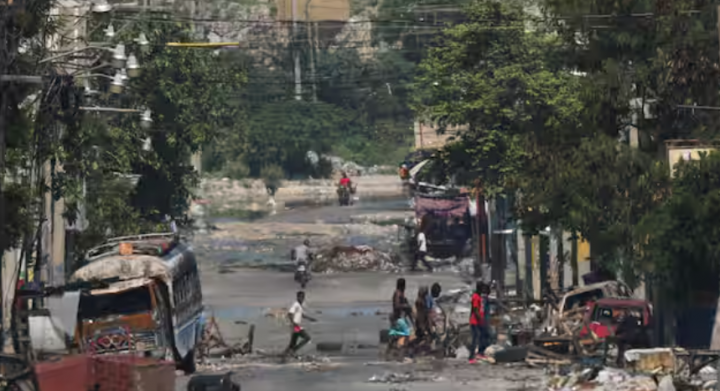 Jumlah warga Haiti yang terus bertambah terpaksa meninggalkan rumah mereka karena perang geng /Reuters