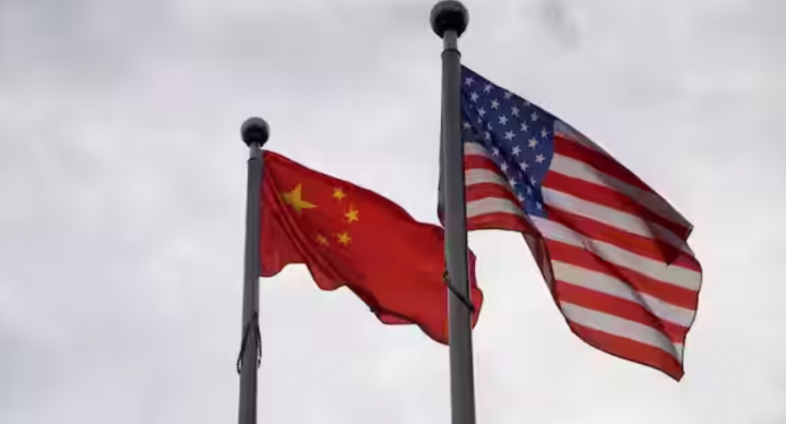 Bendera China bersebelahan dengan bendera Amerika Serikat /Reuters