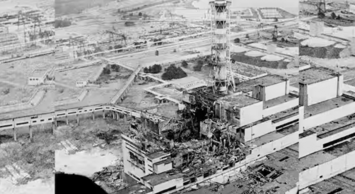 Pada tanggal 26 April 1986, Unit 4 dari pembangkit listrik tenaga nuklir di Chernobyl, Ukraina, hancur karena lonjakan listrik mendadak. Hal ini menyebabkan ledakan di fasilitas yang melepaskan sejumlah besar bahan radioaktif ke udara selama sekitar 10 hari /@jonnyjjt-X