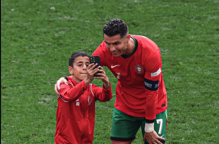 Ada Penyusup Demi Selfie dengan Ronaldo, Keamanan EURO 2024 Dipertanyakan. (X/@CFC_Janty)