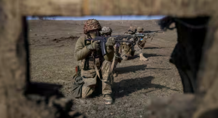 Prajurit Ukraina dari brigade ke-79 mengambil bagian dalam pelatihan, di tengah serangan Rusia ke Ukraina, di wilayah Donetsk, Ukraina /Reuters