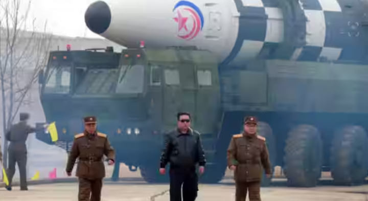 Pemimpin Korea Utara Kim Jong Un berjalan menjauh dari rudal /net