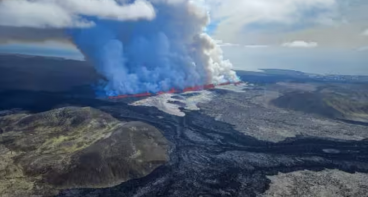 Gambar selebaran yang dirilis oleh Penjaga Pantai Islandia pada 29 Mei 2024 ini menunjukkan asap mengepul dan lava mengalir keluar dari celah baru, selama penerbangan pengawasan di atas letusan gunung berapi baru di pinggiran kota Grindavik yang dievakuasi, Islandia barat /AFP