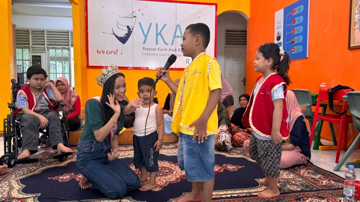 Zahira Khairani terharu saat bermain dan bernyanyi bersama anak-anak pejuang kanker yang tengah menjalani perawatan di Rumah SInggah YKAKI Riau