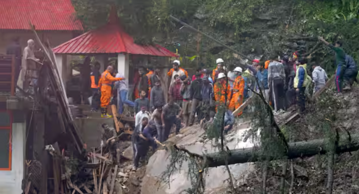 Operasi penyelamatan sedang dilakukan untuk menyelamatkan orang setelah tanah longsor /Reuters