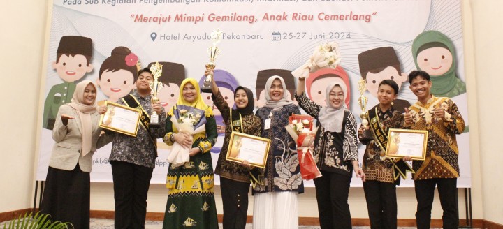 Febriani (tengah) usai terpilih menjadi Duta Anak Riau 2024
