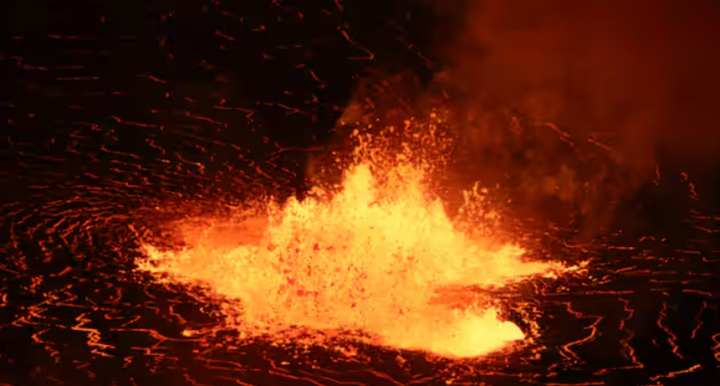 Gunung Kilauea Hawaii meletus, saat lava mengalir dari lokasi letusan /net