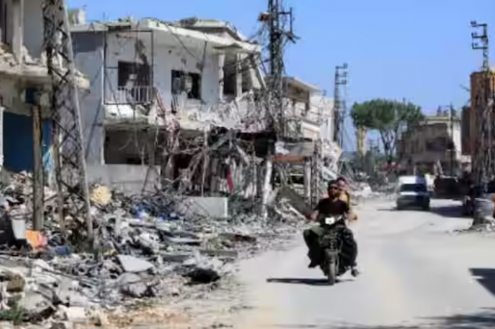 Sebuah sepeda motor melewati bangunan yang hancur selama tembakan militer Israel sebelumnya di desa Lebanon selatan Aita al-Shaab, dekat perbatasan dengan Israel utara pada 29 Juni 2024, di tengah bentrokan lintas perbatasan yang sedang berlangsung antara pasukan Israel dan pejuang Hizbullah /AFP