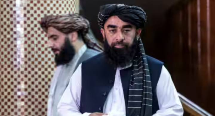 Juru bicara Taliban Zabihullah Mujahid (kanan) tiba untuk menghadiri konferensi pers di Kabul pada 3 Juli 2024, setelah pertemuan Doha ketiga /AFP