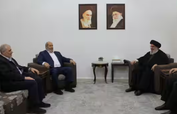 Pemimpin Hizbullah Lebanon Sayyid Hassan Nasrallah bertemu dengan pejabat tinggi Hamas Khalil Al-Hayya dalam gambar selebaran yang diperoleh Reuters pada 5 Juli 2024, Lebanon /Reuters