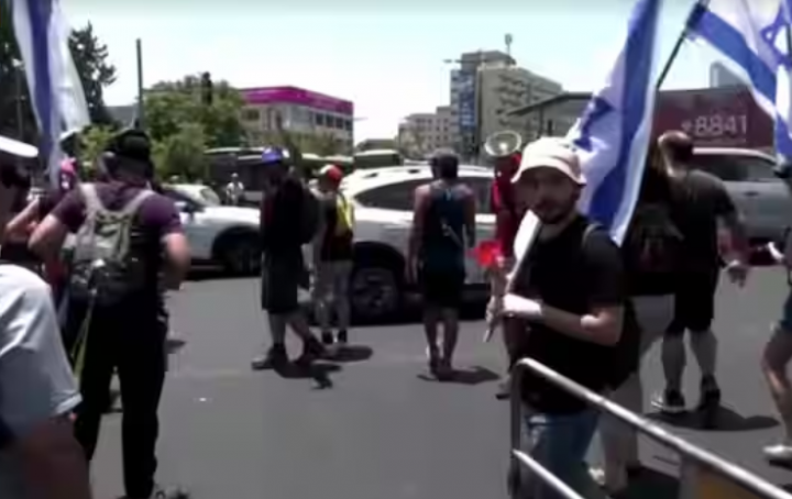 Demonstran yang memegang bendera menghentikan lalu lintas di persimpangan di Tel Aviv, menyerukan pemilihan /Reuters