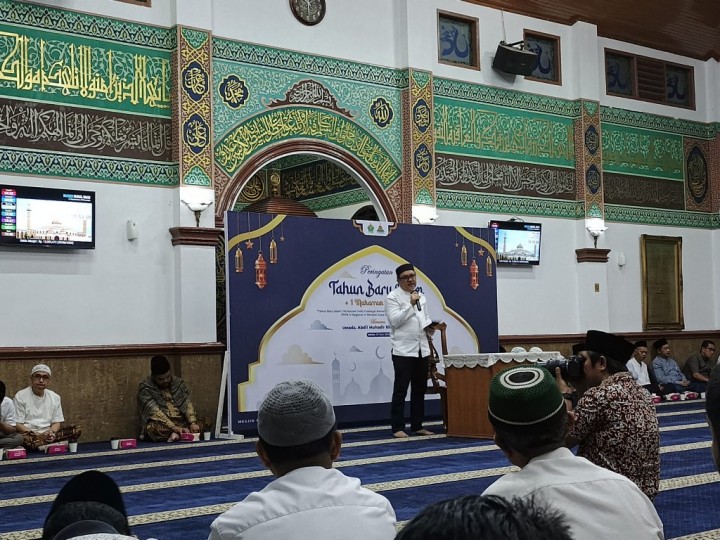 Region Head PTPN IV Regional III Rurianto saat memberikan sambutan dalam peringatan tahun baru Islam 1446 Hijriah di Masjid Nurul Iman Region Office, Pekanbaru. Peringatan Muharram dilaksanakan setelah sebelumnya ratusan karyawan melaksanakan shalat subuh berjamaah.