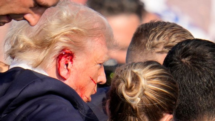 Donald Trump Ditembak saat Lakukan Kampanye, Dievakuasi usai Berdarah Bagian Wajah. (Tangkapan Layar news.sky.com)