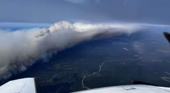 Foto yang diambil dan selebaran pada 12 Juli 2024 ini menunjukkan pemandangan udara dari kebakaran hutan yang tidak terkendali di dekat kota timur laut Wabush di Kanada /AFP