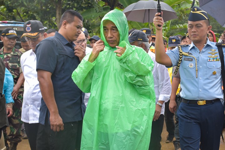 Presiden RI Joko Widodo menggunakan mantel. Sumber: Sekretariat Kabinet