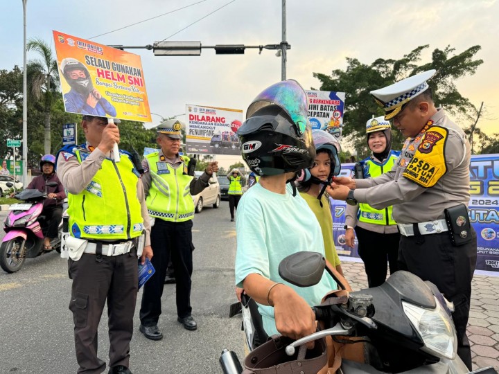 Dirlantas Polda Riau Kombes Taufiq langsung turun melakukan Razia Operasi Lancang Kuning 2024