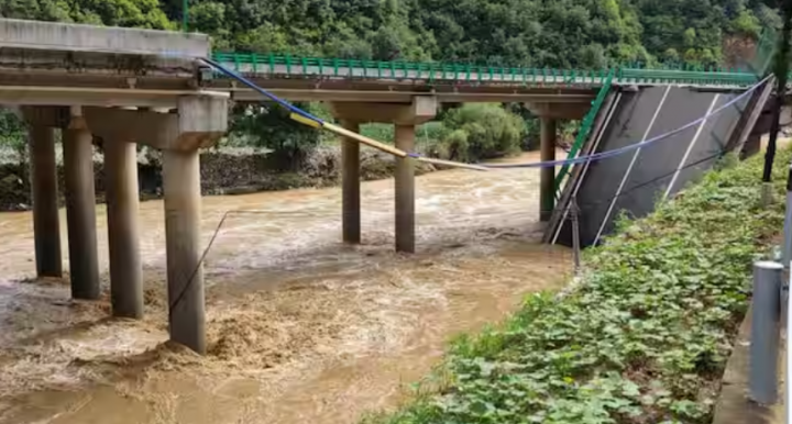 Jembatan di atas sungai di Shangluo provinsi Shaanxi runtuh pada Jumat malam /Xinhua via AFP