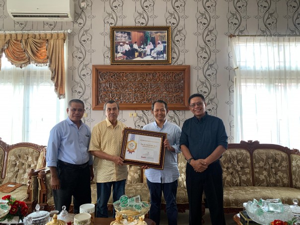 Syamsuar Terima Penghargaan Sebagai Gubernur Sawit Indonesia