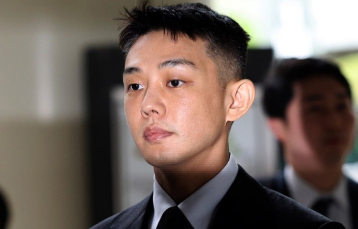 Aktor Yoo Ah-in (nama asli Um Hong-sik), yang didakwa atas tuduhan penggunaan narkoba, menghadiri sidang ke-7 yang diadakan di Pengadilan Distrik Pusat Seoul di Seocho-gu, Seoul pada tanggal 24 sore.  (naver.com)