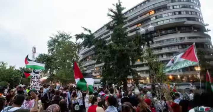Para pengunjuk rasa pro-Palestina berdemonstrasi di luar Hotel Watergate menyusul pidato Perdana Menteri Israel Benjamin Netanyahu selama sesi gabungan kongres, di Washington, DC pada 24 Juli 2024 /AFP