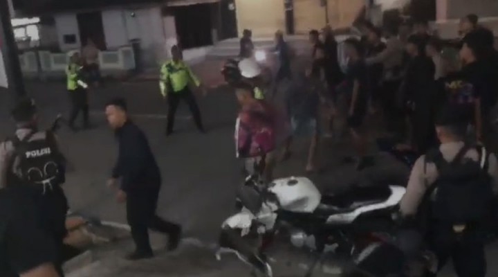 Mencekam! Viral Polisi vs Brimob di Maluku Bikin Warga Ketakutan, Kantor Polsek Rusak hingga 2 Orang Terluka. (X/@Aryprasetri85)