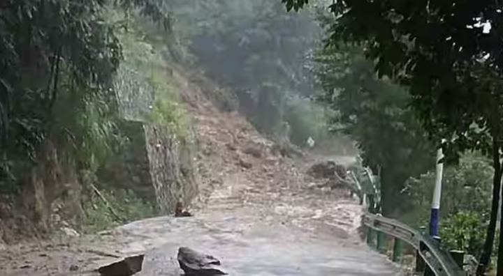 Foto ini menunjukkan tanah longsor yang menghalangi jalan di kota Shouyue di Distrik Nanyue, pada 28 Juli 2024 /AP