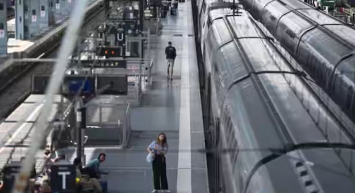 Penumpang menunggu keberangkatan kereta mereka di peron di stasiun kereta Bordeaux-Saint-Jean /AFP