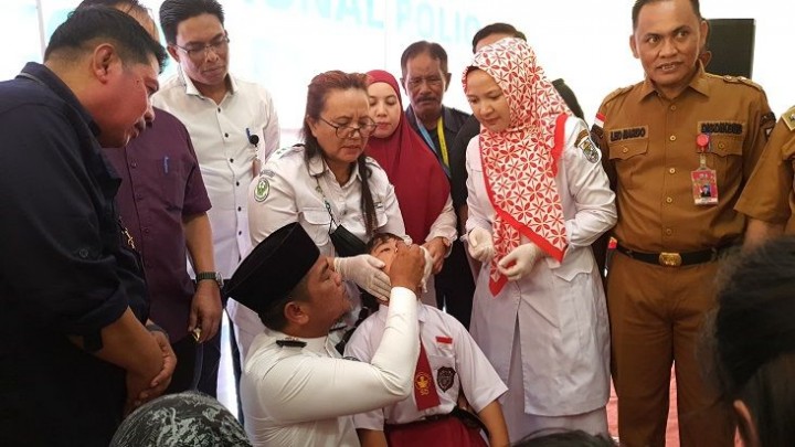 Bupati Pelalawan, H Zukri secara simbolis memberikan tetes vaksin polio kepada balita sebagai tanda dimulainya pencanangan PIN polio serentak tingkat Kabupaten Pelalawan tahun 2024.