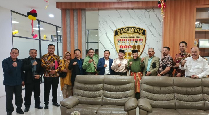 Dr Chaidir dan Nasrun Efendi serta Tim Penasehat Hukum di Mapolda Riau 