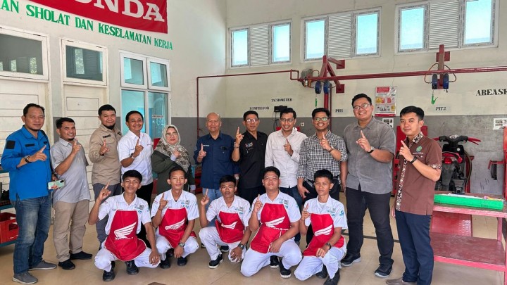 Capella Honda Ajak Jurnalis Pada Kegiatan Skena Garage ke SMKN 5 Pekanbaru