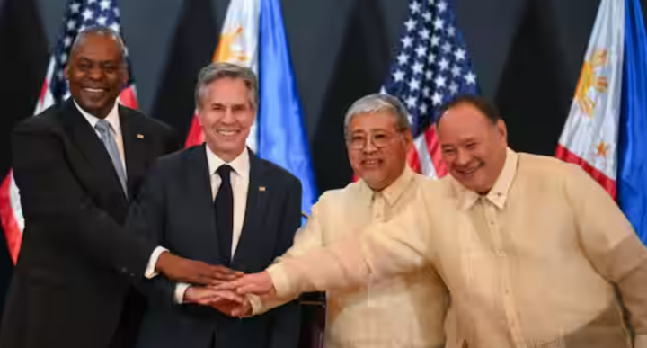 (kiri-kanan) Menteri Pertahanan AS Lloyd Austin, Menteri Luar Negeri AS Anthony Blinken, Menteri Luar Negeri Filipina Enrique Manalo, dan Menteri Pertahanan Filipina Gilberto Teodoro bergandengan tangan setelah konferensi pers bersama setelah pertemuan 2+2 mereka di Camp Aguinaldo di Manila pada 30 