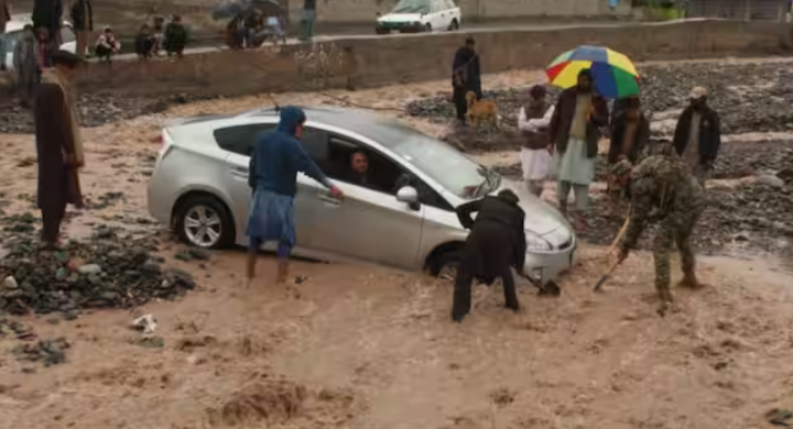 Pakistan menyaksikan hujan lebat dalam beberapa dekade yang telah membanjiri desa-desa di pantai barat daya negara itu /X