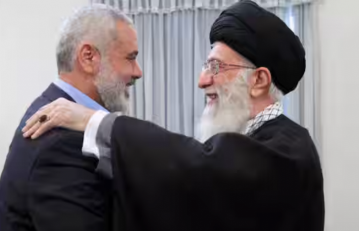 Sebuah foto selebaran yang disediakan oleh kantor Pemimpin Tertinggi Iran pada 12 Februari 2012, menunjukkan pemimpin tertinggi Iran Ayatollah Ali Khamenei menyapa Ismail Haniye (kiri), perdana menteri Hamas Palestina di Jalur Gaza, selama pertemuan di Teheran /AFP