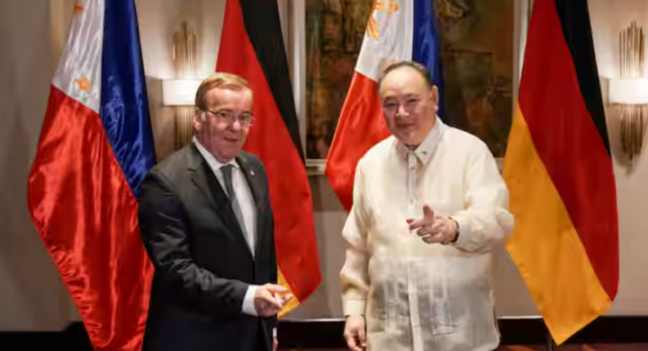 Menteri Pertahanan Jerman Boris Pistorius dan Menteri Pertahanan Filipina Gilberto Teodoro berpose untuk foto sebelum pertemuan bilateral mereka, di Makati, Metro Manila, Filipina, 4 Agustus 2024 /Reuters