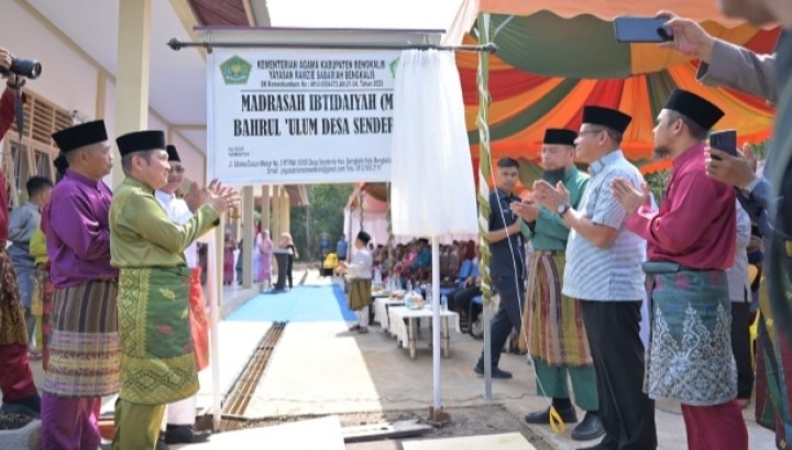 Pemkab Bengkalis Resmikan MI Bahrul Ulum Desa Senderak