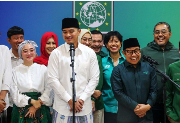 Pakai Sarung dan Peci, Ketum PSI Kaesang Temui Cak Imin di Kantor PKB. (Tangkapan Layar detikCom)