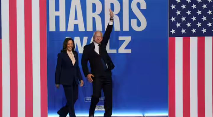 Kandidat presiden dari Partai Demokrat Kamala Harris dan pasangan Tim Walz di rapat umum publik /Reuters