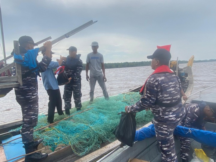 Sambut HUT RI ke 79, Pos AL Bengkalis Bagikan Puluhan Sembako dan Bendera Merah Putih Kepada Nelayan