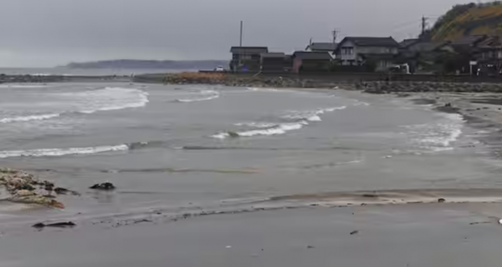 Gambar ini menunjukkan sebuah pantai di daerah yang terkena dampak gelombang tsunami di kota Misaki di kota Suzu, prefektur Ishikawa pada 7 Januari 2024, setelah gempa bumi besar berkekuatan 7,5 skala Richter melanda wilayah Noto pada Hari Tahun Baru /AFP